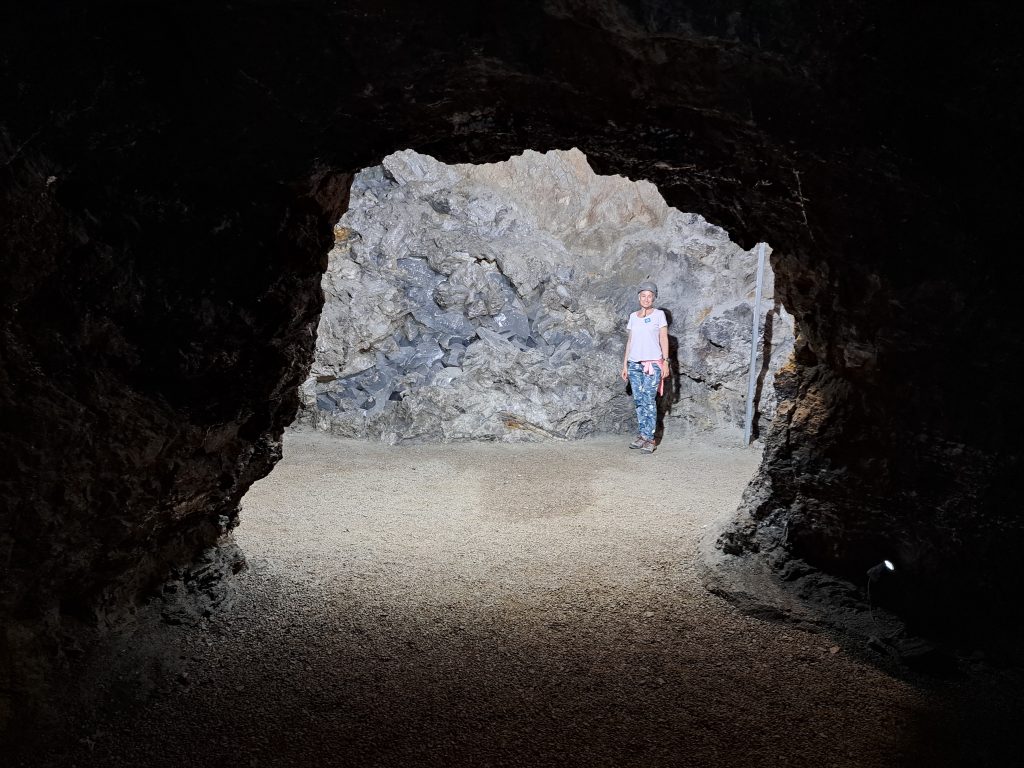 En el interior de la Mina Rica o Geoda Gigante de Pulpí